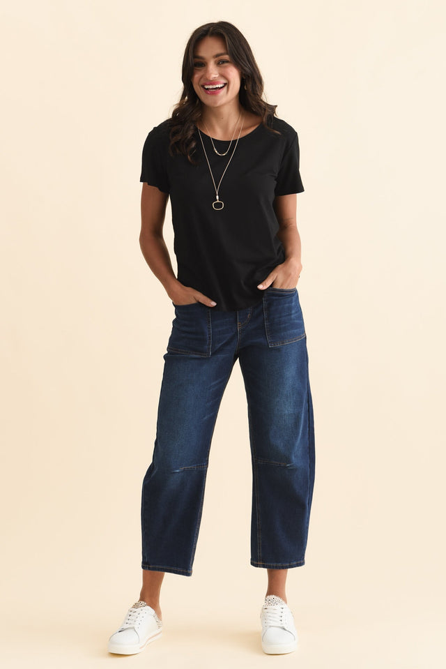 Janis Black Bamboo Tee,Brunette model,alt text|model:Brontie image 7