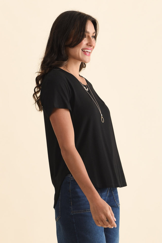 Janis Black Bamboo Tee,Brunette model,alt text|model:Brontie image 4