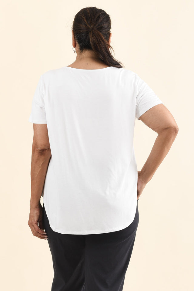 Janis White Bamboo Tee,Brunette model,alt text|model:Pilita image 13