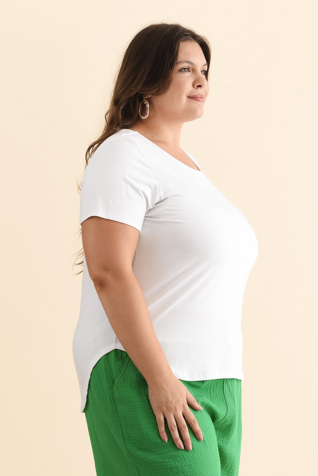 Janis White Bamboo Tee,Brunette model,alt text|model:Gabby image 15