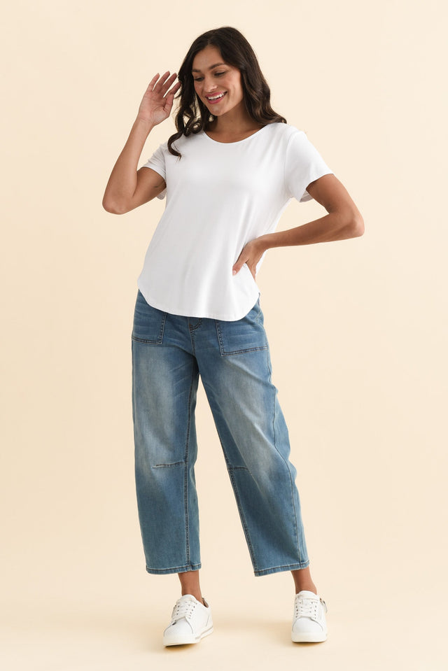 Janis White Bamboo Tee,Brunette model,alt text|model:Brontie image 4