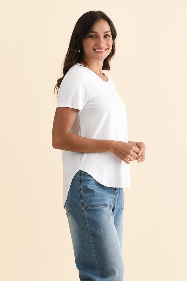 Janis White Bamboo Tee,Brunette model,alt text|model:Brontie image 5
