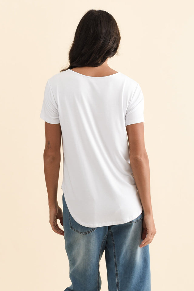 Janis White Bamboo Tee,Brunette model,alt text|model:Brontie image 6