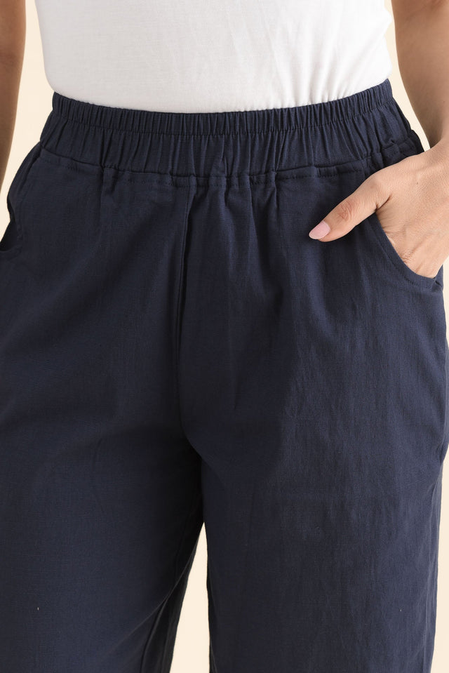 Jora Navy Pocket Shorts,Detail,Brunette model,alt text|model:MJ image 5