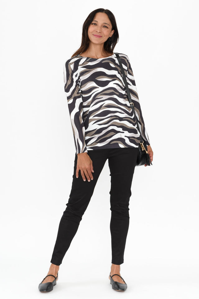 alt text|model:Cara image 3