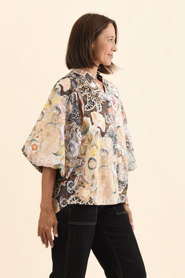 alt text|model:Cara image 3