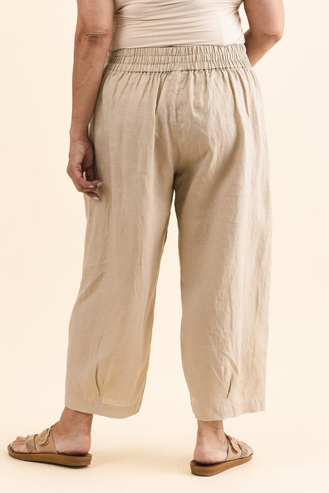 Lassie Beige Linen Barrel Pants,Back,Brunette model,alt text|model:Pilita image 11