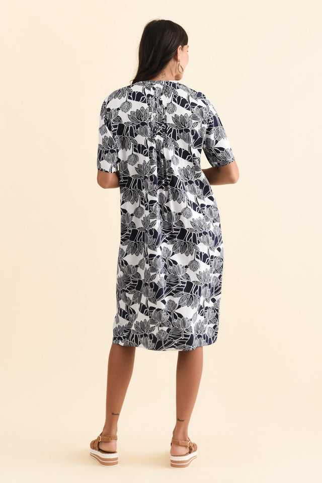 alt text|model:Brontie image 5