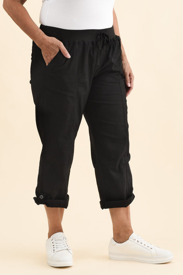 Lindsay Black 7/8 Cargo Pants,Brunette model,alt text|model:Pilita image 11