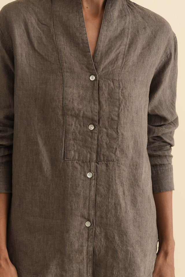 Liza Dark Taupe Linen Shirt,Brunette model,alt text|model:Cara image 6