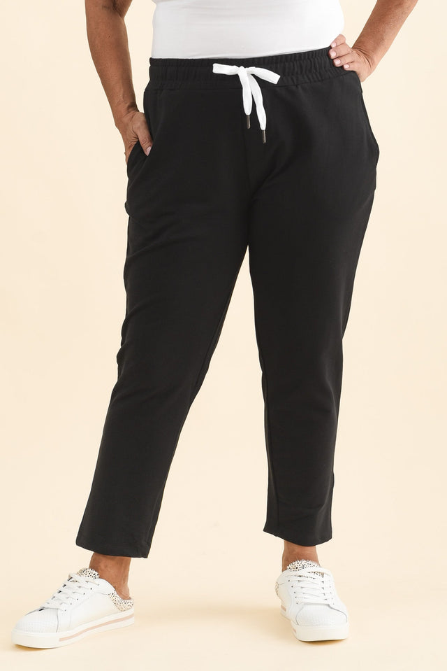 Lobby Black Cotton Relaxed Sweatpants,Brunette model,alt text|model:Pilita image 8