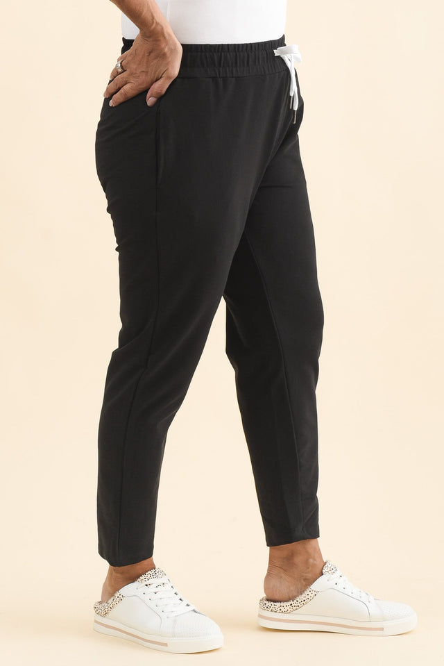 Lobby Black Cotton Relaxed Sweatpants,Brunette model,alt text|model:Pilita image 10