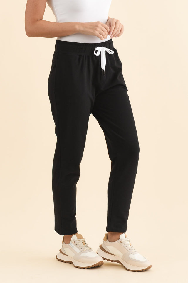 Lobby Black Cotton Relaxed Sweatpants,Brunette model,alt text|model:MJ image 4