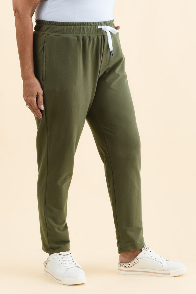 Lobby Khaki Cotton Relaxed Sweatpants,Brunette model,alt text|model:Pilita image 10