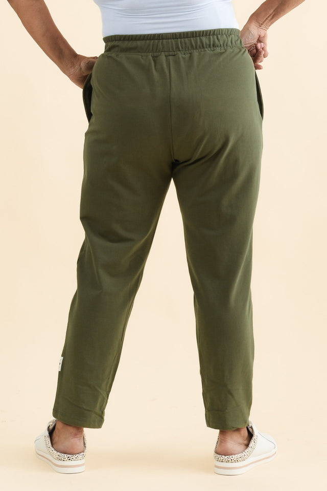 Lobby Khaki Cotton Relaxed Sweatpants,Brunette model,alt text|model:Pilita image 11