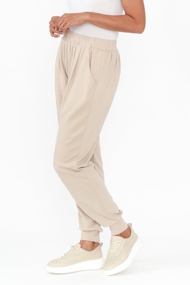 alt text|model:Cara image 5