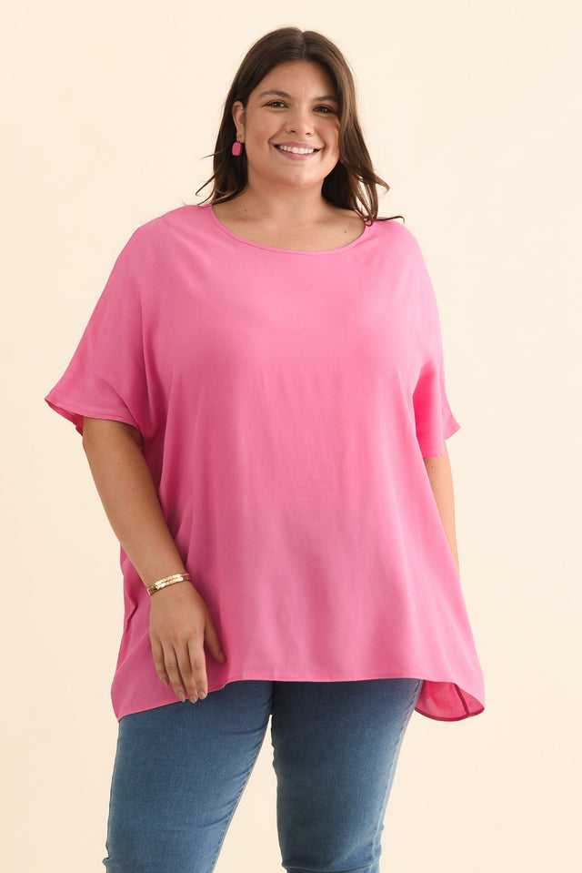 plus-size,curve-tops,plus-size-sleeved-tops,alt text|model:Gabby image 12