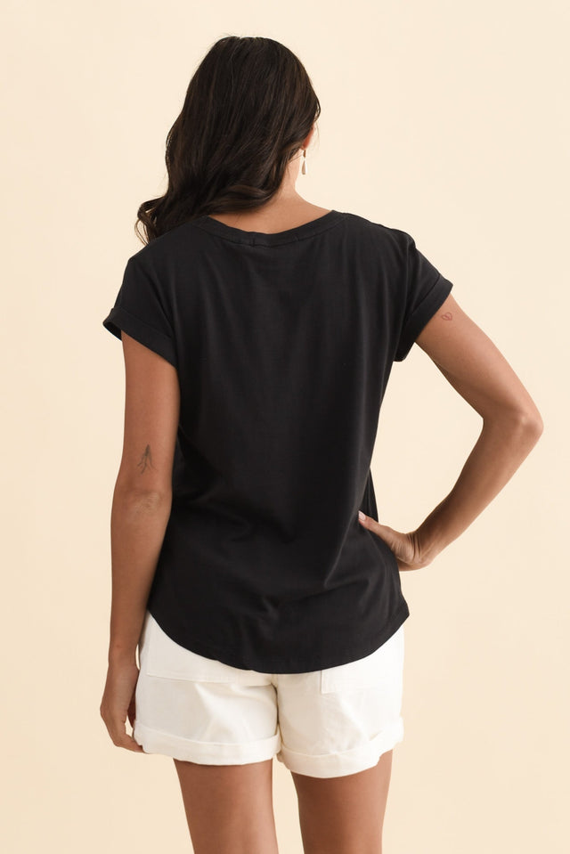 Manly Black Cotton Tee,Brunette model,alt text|model:Brontie image 4