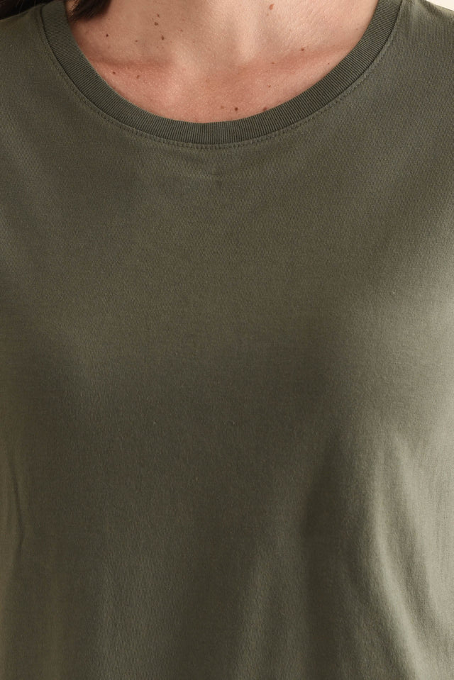 Manly Khaki Cotton Tee,Detail,Brunette model,alt text|model:MJ image 6