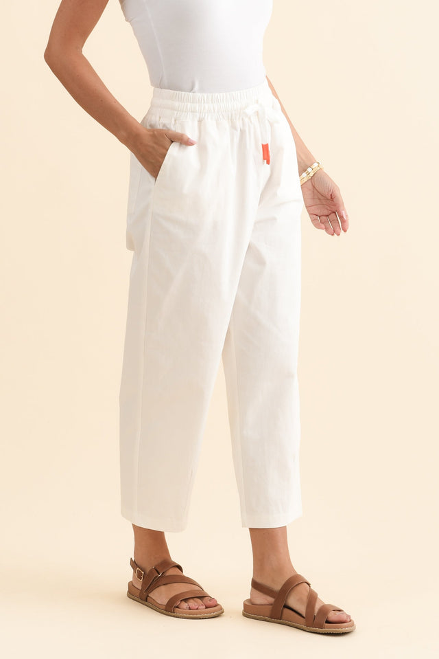 Martin White Cotton Barrel Pants,Brunette model,alt text|model:MJ image 5