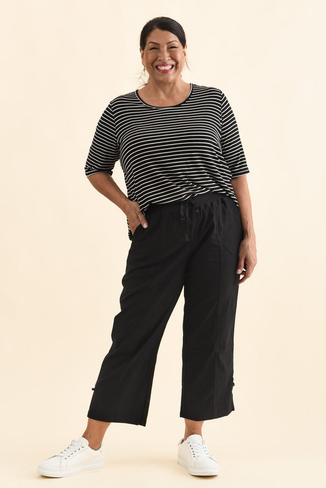 Lindsay Black 7/8 Cargo Pants,Brunette model,alt text|model:Pilita image 10