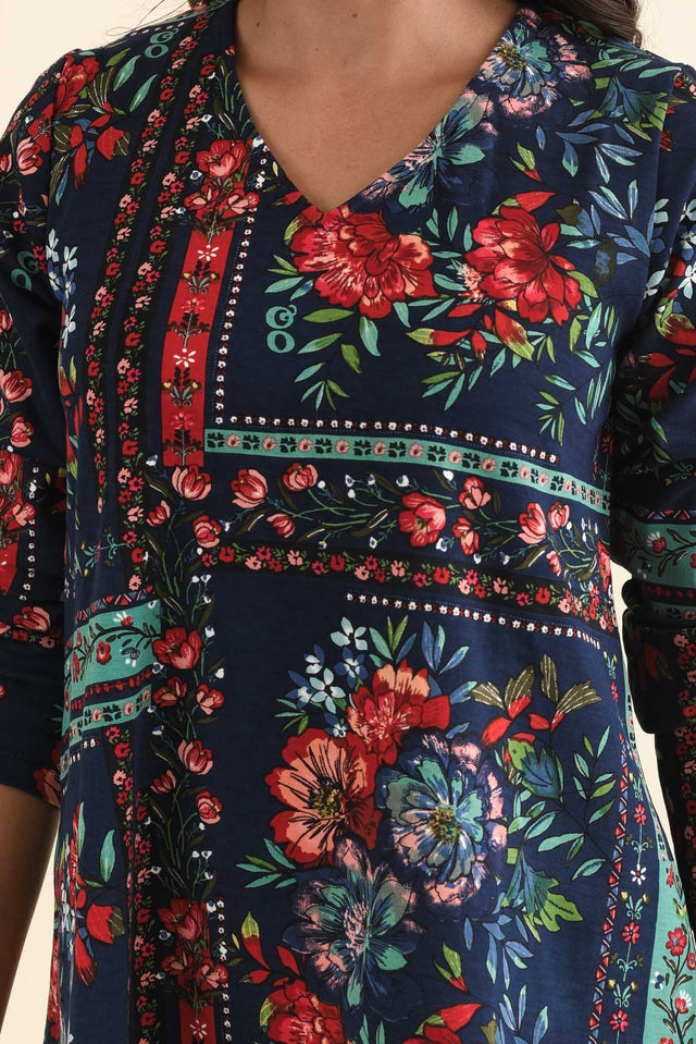 Miki Navy Floral Top,Brunette model,alt text|model:Brontie image 6