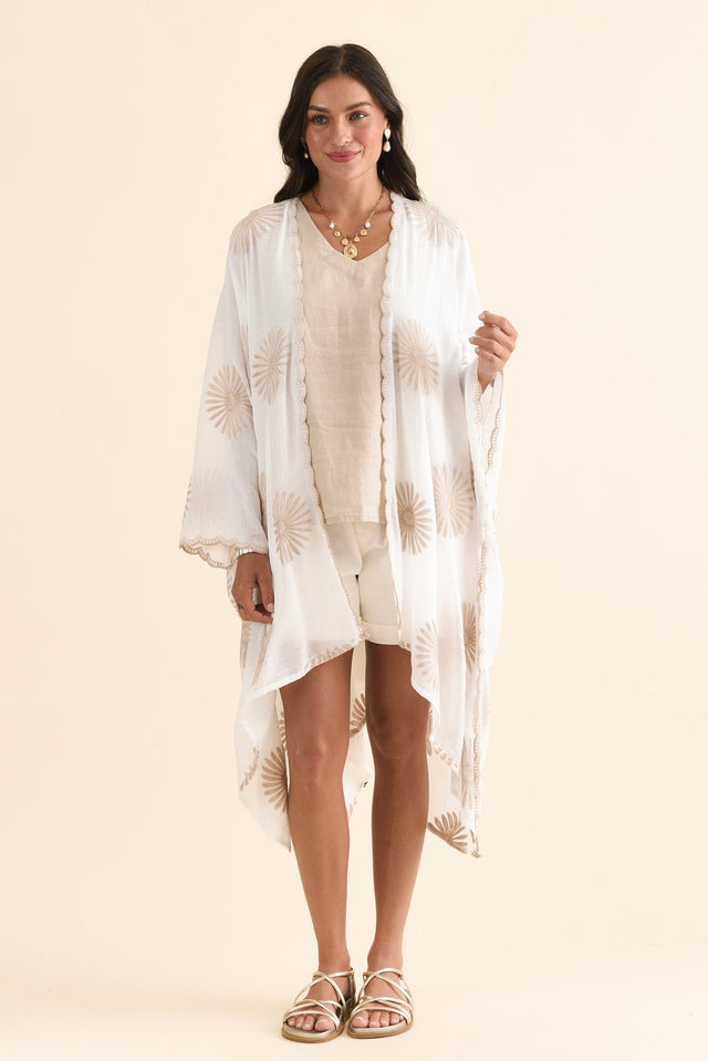 Montauk Natural Flower Kimono,Full Body,Brunette model,alt text|model:Brontie