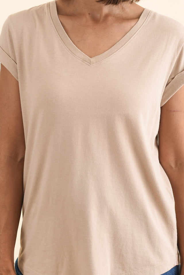 Monte Oat Cotton Vee Tee,Brunette model,alt text|model:Cara image 6