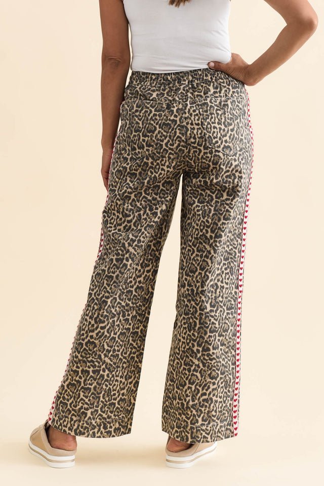 alt text|model:Cara image 5