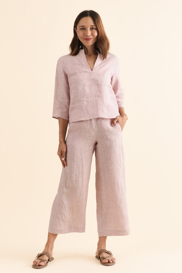 Oregon Blush Linen Top,Full Body,Brunette model,alt text|model:Cara image 6