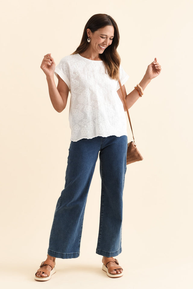 alt text|model:Cara image 3