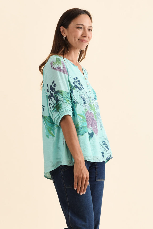 alt text|model:Cara image 4