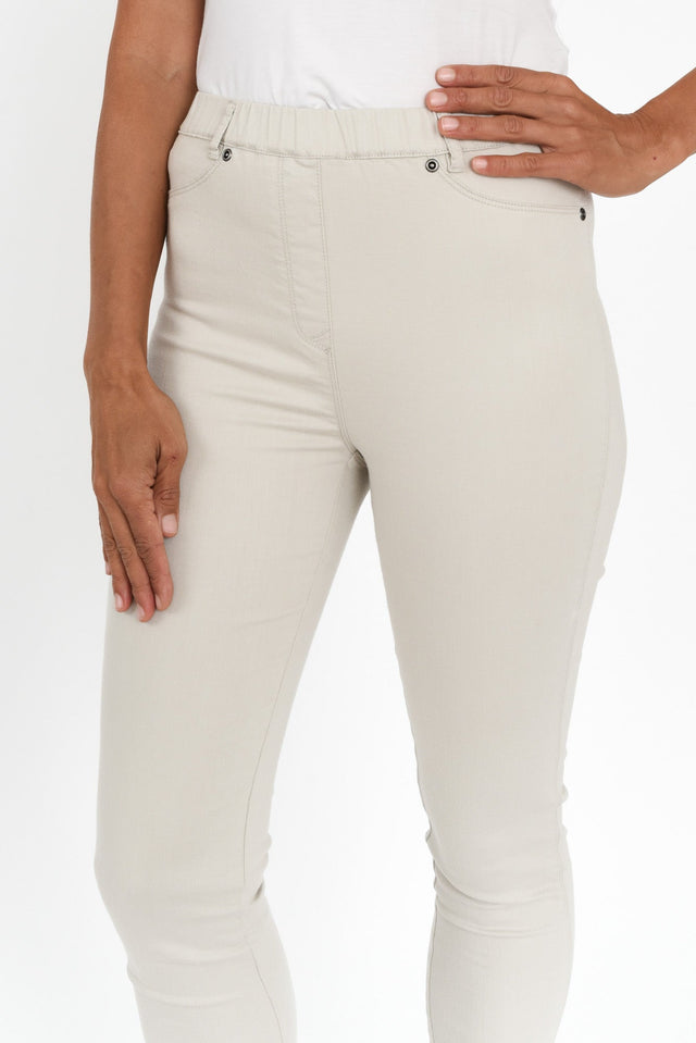 alt text|model:Cara image 8