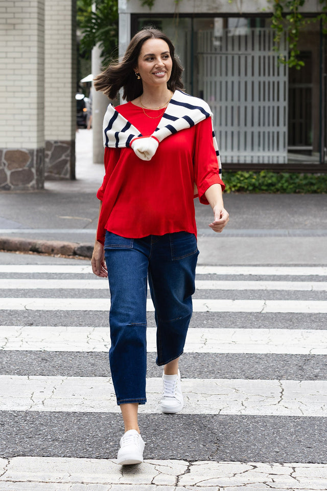 BB Barrel Dark Blue Jeans,Life Style,Brunette model