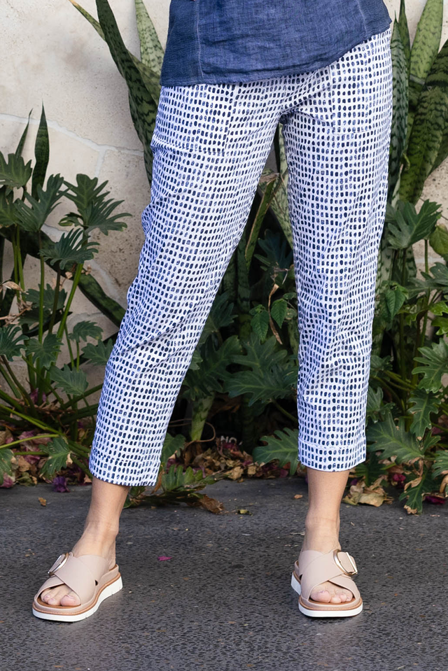 Air-Lite Blue Spot Stretch Cropped Pants,Lifestyle,Brunette model