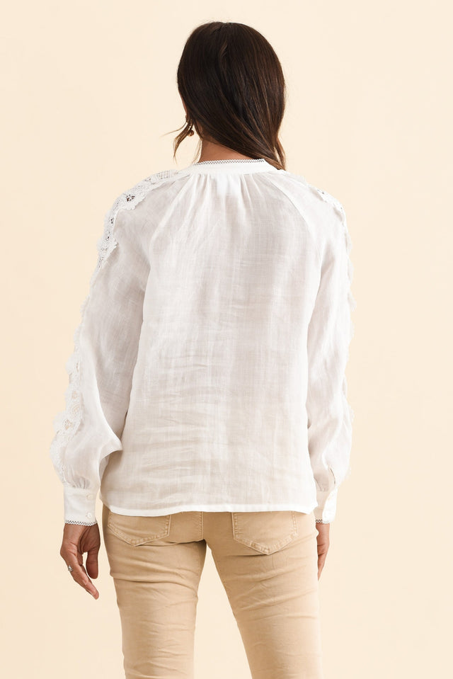 alt text|model:Cara image 5