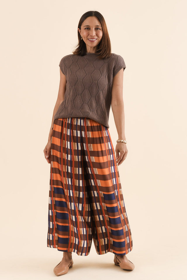 Rosin Chocolate Cable Knit Top,Full Body,Brunette model,alt text|model:Cara image 6