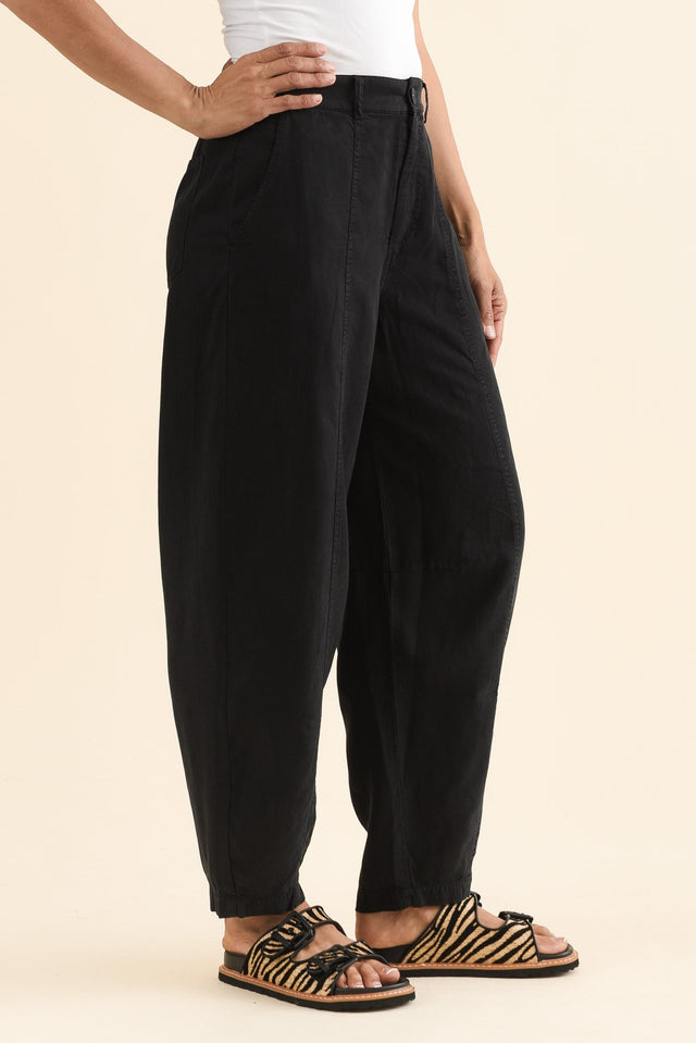 Roy Black Linen Blend Pocket Pants,Side,Brunette model,alt text|model:Cara image 3