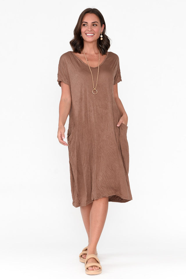 Travel Brown Crinkle Cotton Dress,Brunette model,alt text|model:MJ image 2