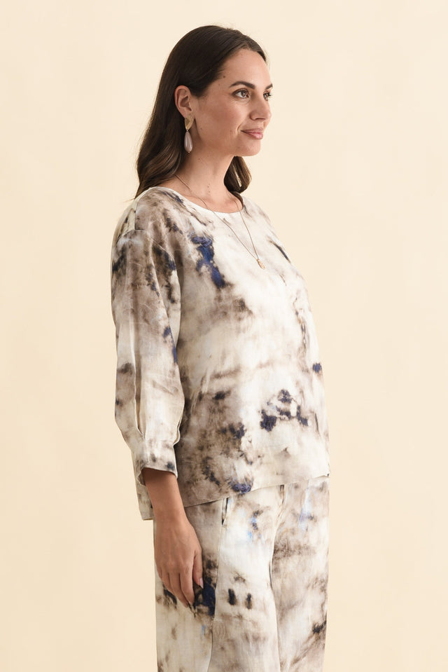 Saloma Taupe Abstract Linen Scoop Neck Top,Brunette model,alt text|model:MJ image 4