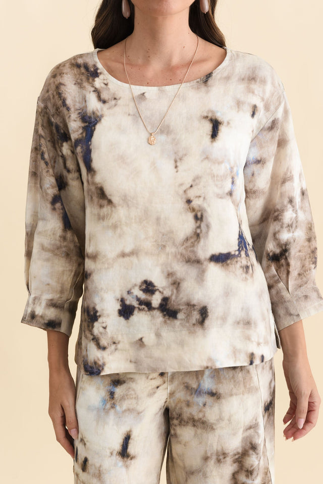 Saloma Taupe Abstract Linen Scoop Neck Top,Brunette model,alt text|model:MJ image 6
