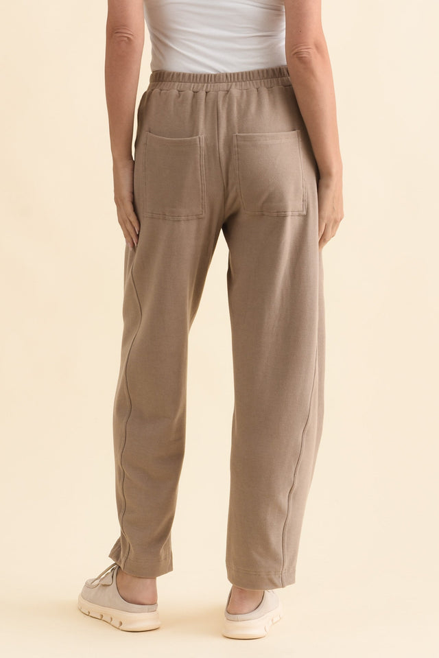 Souffle-Touch Beige Barrel Sweatpants,Brunette model,alt text|model:MJ image 5