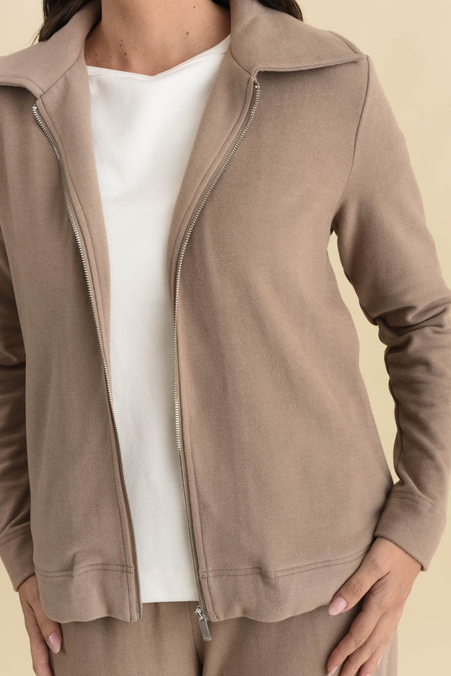 Souffle-Touch Beige Zip Jacket,Brunette model,alt text|model:MJ image 6
