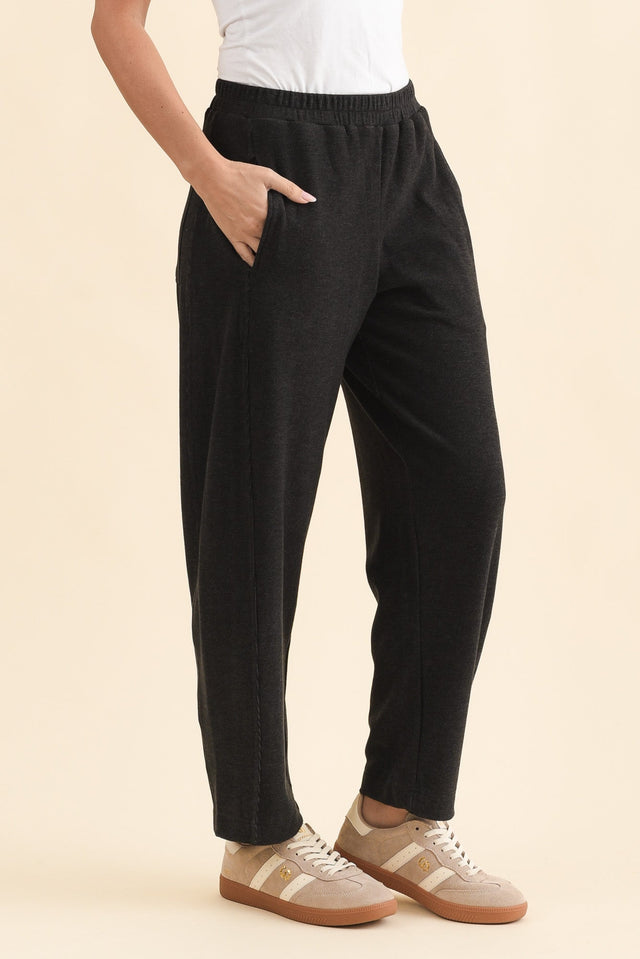 Souffle-Touch Charcoal Barrel Sweatpants,Brunette model,alt text|model:MJ image 3