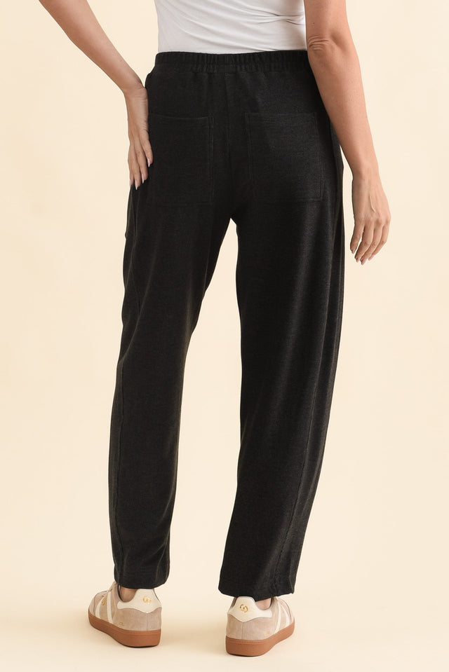 Souffle-Touch Charcoal Barrel Sweatpants,Brunette model,alt text|model:MJ image 4