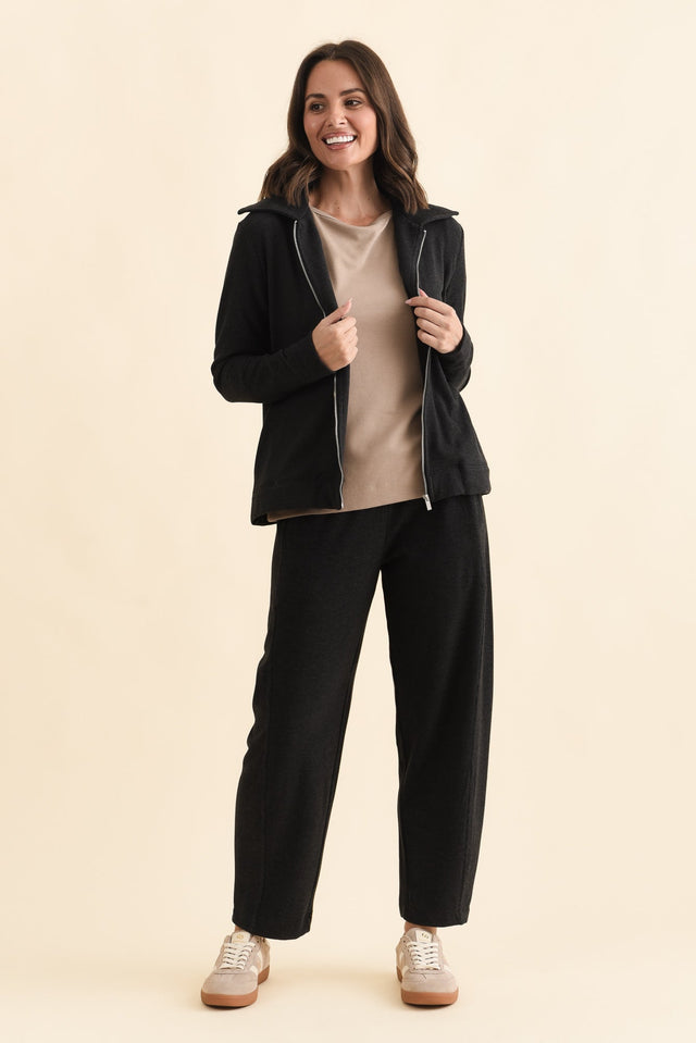 Souffle-Touch Charcoal Barrel Sweatpants,Brunette model,alt text|model:MJ image 6
