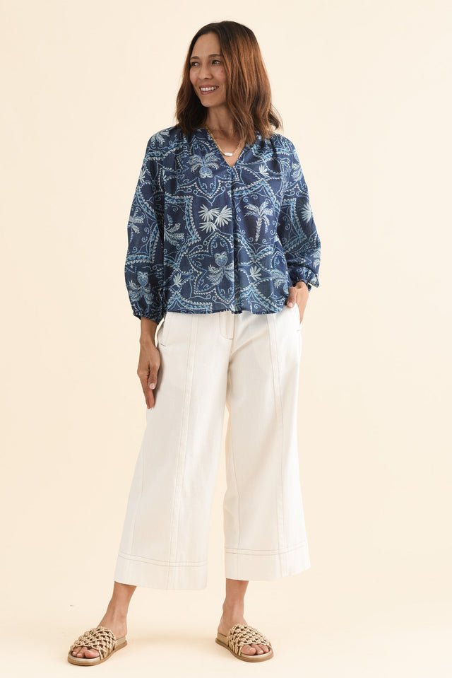 Timon Blue Palm Cotton Top,Full Body,Brunette model,alt text|model:Cara
