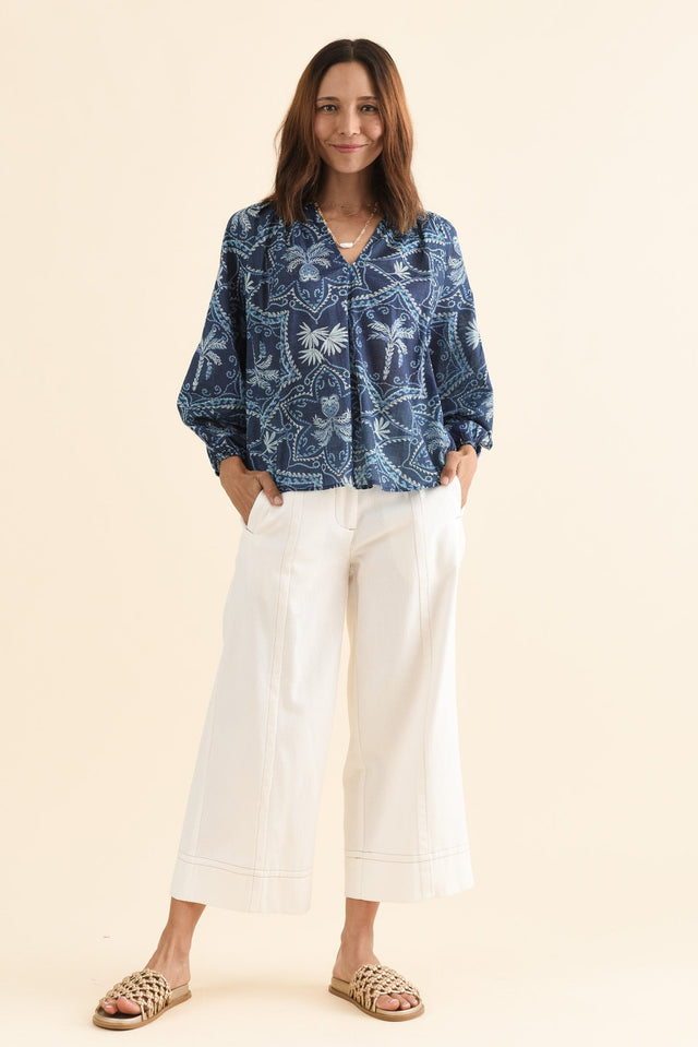 Timon Blue Palm Cotton Top,Full Body,Brunette model,alt text|model:Cara image 6