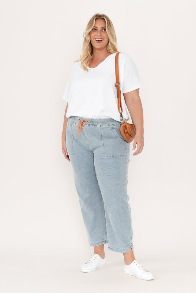 alt text|model:Caitlin image 10