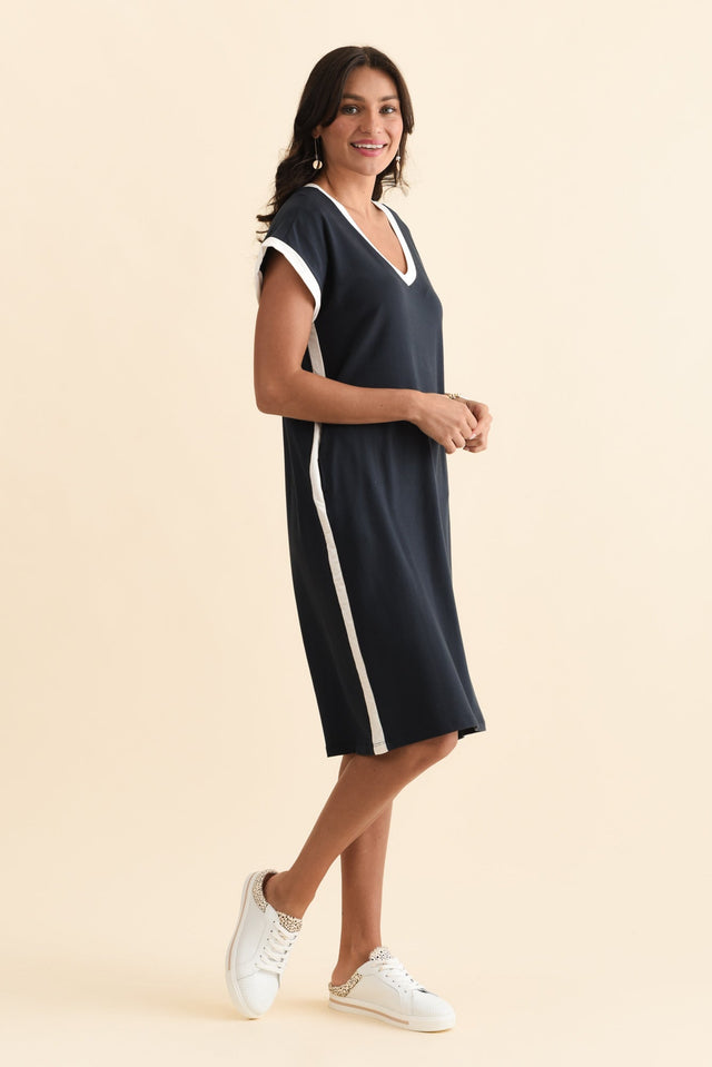 Tula Navy Contrast T-Shirt Dress,Brunette model,alt text|model:Brontie image 4